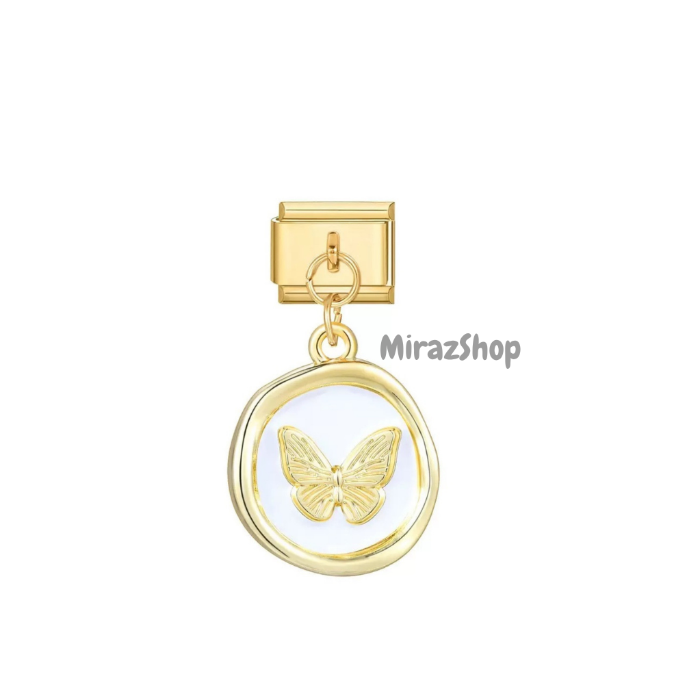 Pendentif papillon sur fond blanc